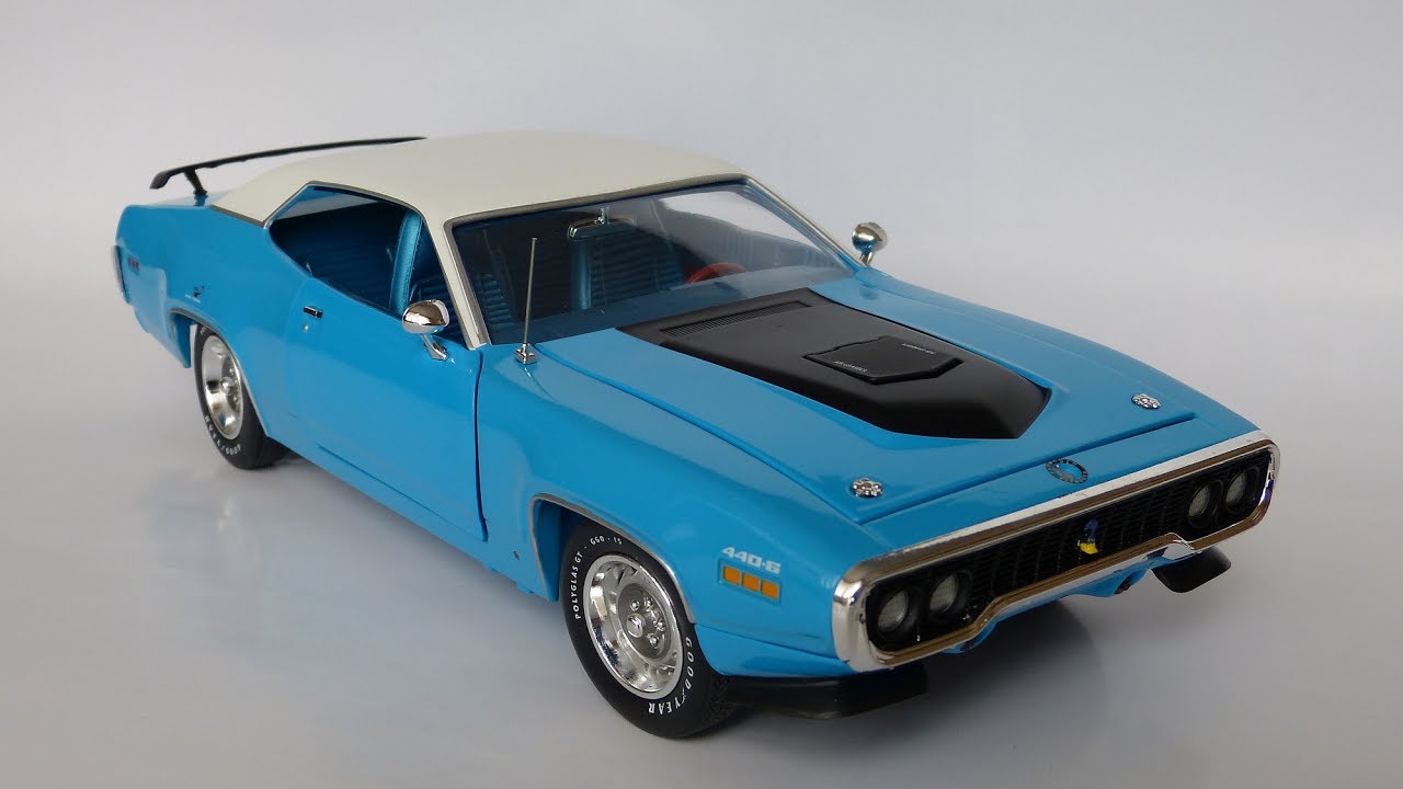 1:18 AutoWorld Plymouth Road Runner 1971 - YouTube