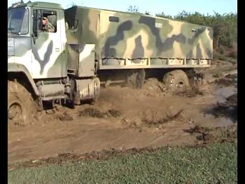 военный КрАЗ 6322 на грязи