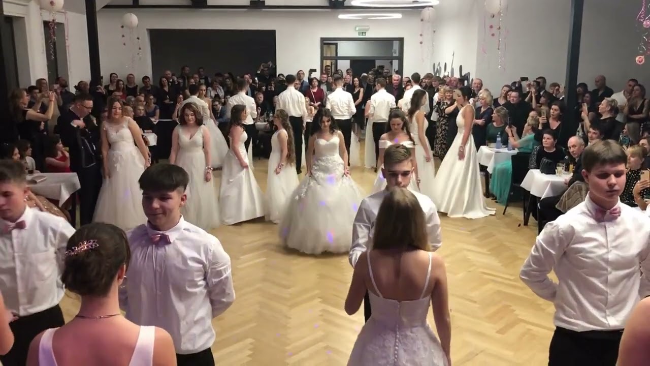 Polonéza žáků 9. ročníku ZŠ v Hrušovanech n. Jev. na Městském plese 25. 2. 2023