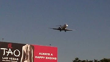 Delta Connection Bombardier CRJ-700 landing at LAX