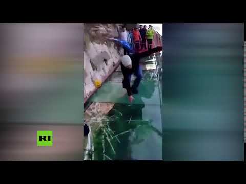 Una pasarela de cristal a 1.200 metros de altura 'se rompe' bajo los pies de un hombre