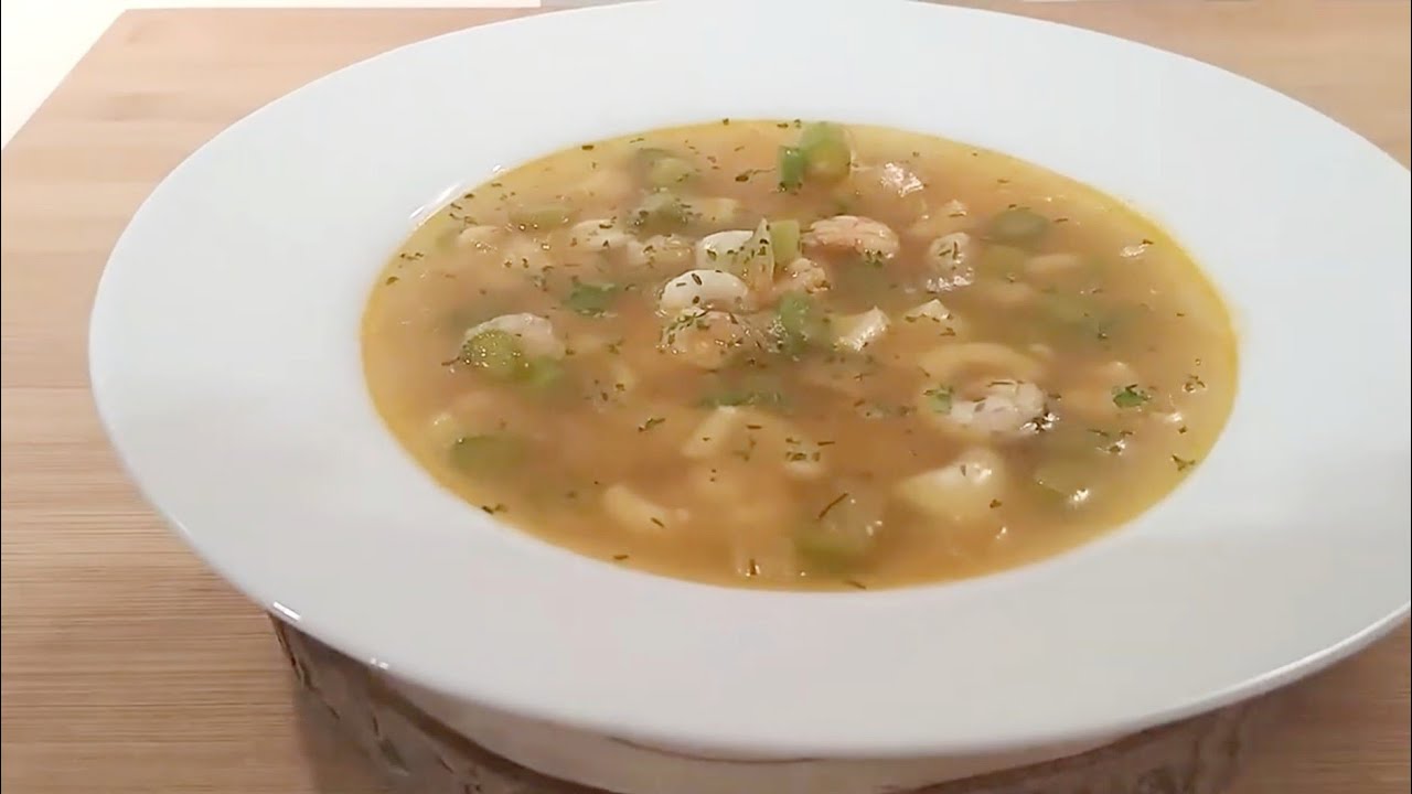 Sopa de espárragos con langostinos y calamares