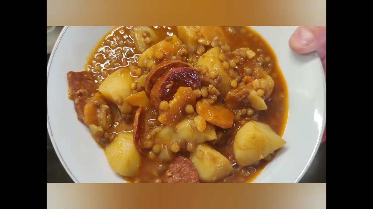 Receta tradicional española, lentejas estofadas con chorizo