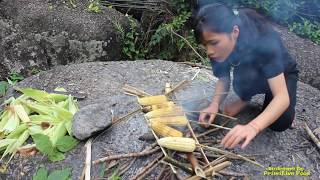 Primitive Technology - Grilled Corn By Beautiful Girl In Forest -Eating Delicious