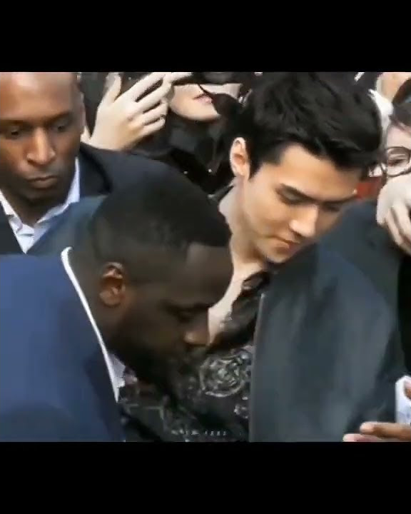 A difference between #Sehun when he's in crowds and other artists haha ​​it's cute Sehun 🤣🫂#exo