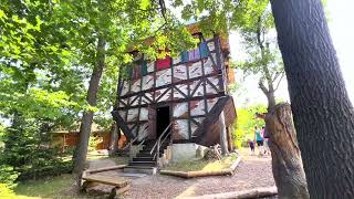 Zu Fuß durch Goslar und den Harz
Ein Spaziergang durch eine der schönsten Regionen Norddeutschlands: Goslar und der Harz.
Die historische Altstadt von Goslar gehört zum UNESCO-Weltkulturerbe und verzaubert mit ihren Fachwerkhäusern, engen Gassen und über tausend Jahren Geschichte. Hier spürt man an jeder Ecke den Geist des mittelalterlichen Kaiserreichs.
Von Goslar aus beginnt der Harz - ein Mittelgebirge voller dichter Wälder, klarer Bergbäche und beeindruckender Ausblicke. Ob auf den Spuren der Bergleute, auf alten Wanderwegen oder einfach beim entspannten Spaziergang durch die Natur: Der Harz verbindet Geschichte, Kultur und Natur auf einzigartige Weise.
In diesem Video nehmen wir euch mit zu einem Spaziergang durch Goslar und die wunderschöne Landschaft des Harzes. Zu Fuß durch Goslar und den Harz