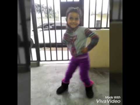 Niña bailando Candy Perreo