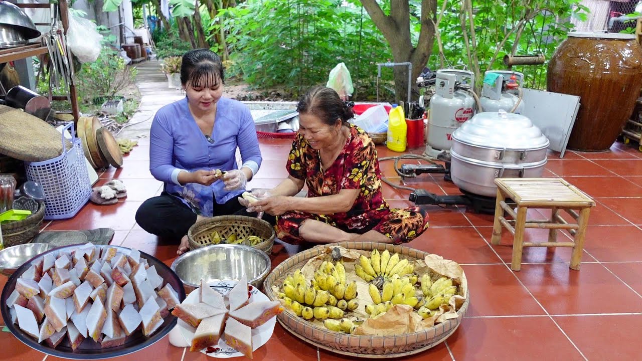 Đốn Quầy Chuối Xiêm Cùng Mẹ làm món Bánh Chuối Hấp Đỏ bán cho Bà Con | HQ #1641