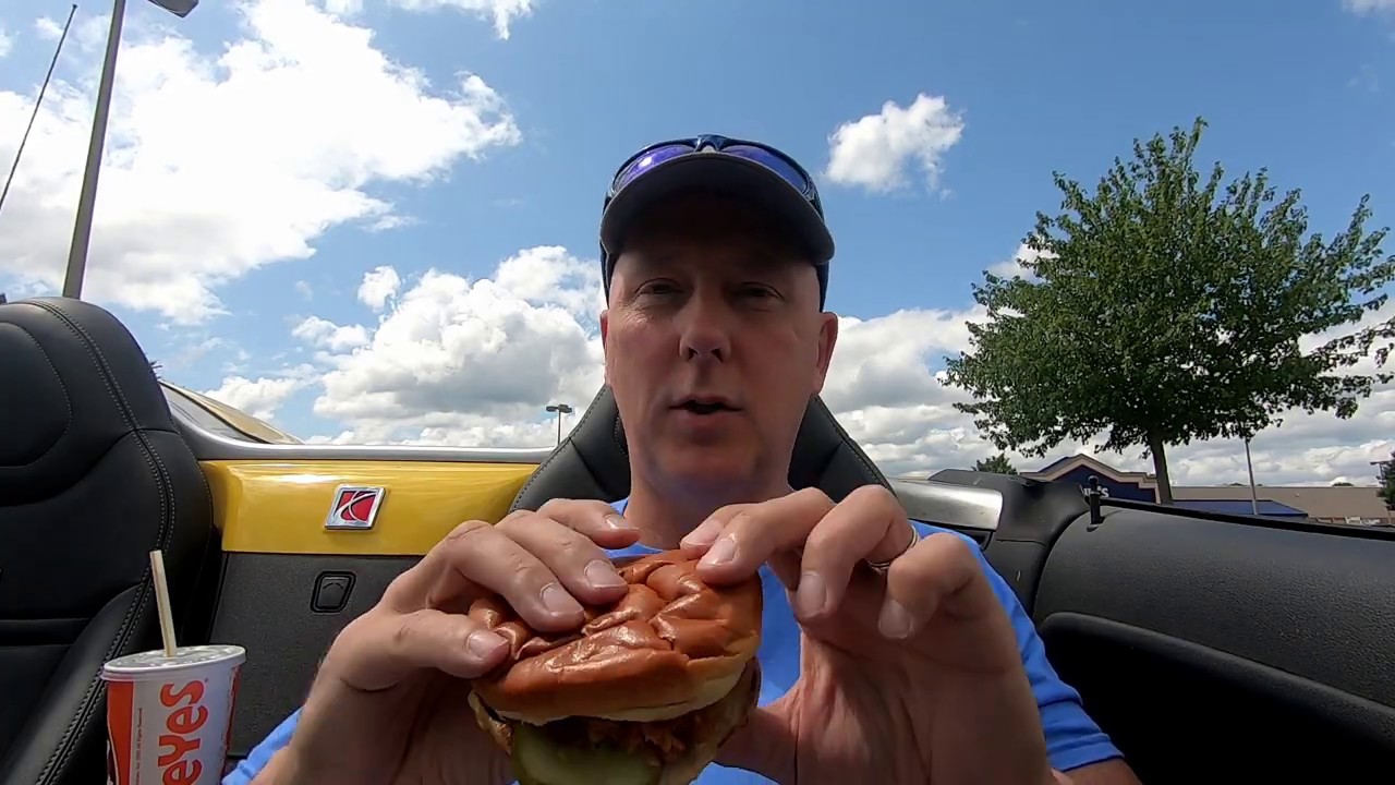 42Freeway Tries the New Popeyes Chicken Sandwich.