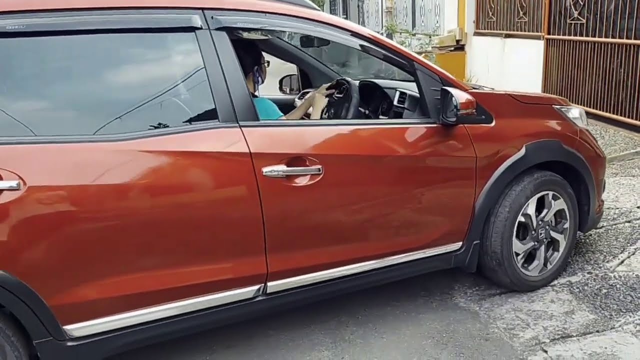 Belajar Nyetir: Mundurin BRV dari Garasi