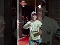 En la previa de sus shows: Robbie Williams cantó con sus fans afuera del hotel