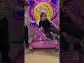 Aden Hello kitty oyuncağına bindi