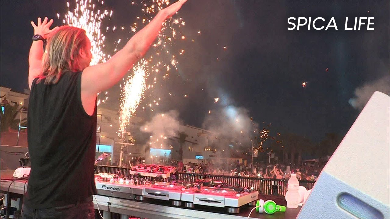 Soleil, fêtes et millionnaires : les folies d'Ibiza