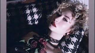 Sena Şener-Porselen Kalbi̇m Lyrics Video