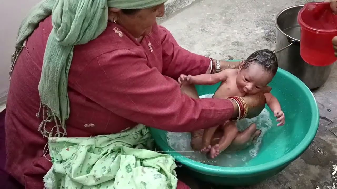 जन्म के बाद पहली बार बच्चे को नहलाया गया | Newborn Baby First Bath | Cute Moments ❤️ @OmGourav 