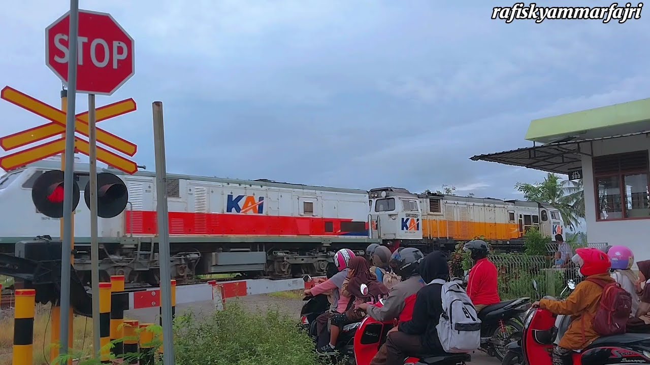 Palang Pintu Kereta Api | Railway Crossing In Indonesia | 1 Maret2026 | Ka Serayu Double Lokomotif
