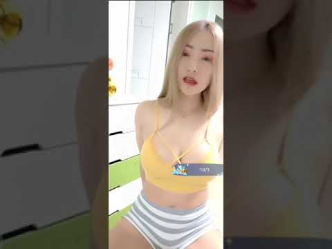 Cewek cantik baju kuning