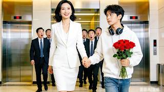 تعرضت سيدة أعمال جميلة للخيانة والطلاق... ثم التقت بشاب طيب أحبها لسنوات!