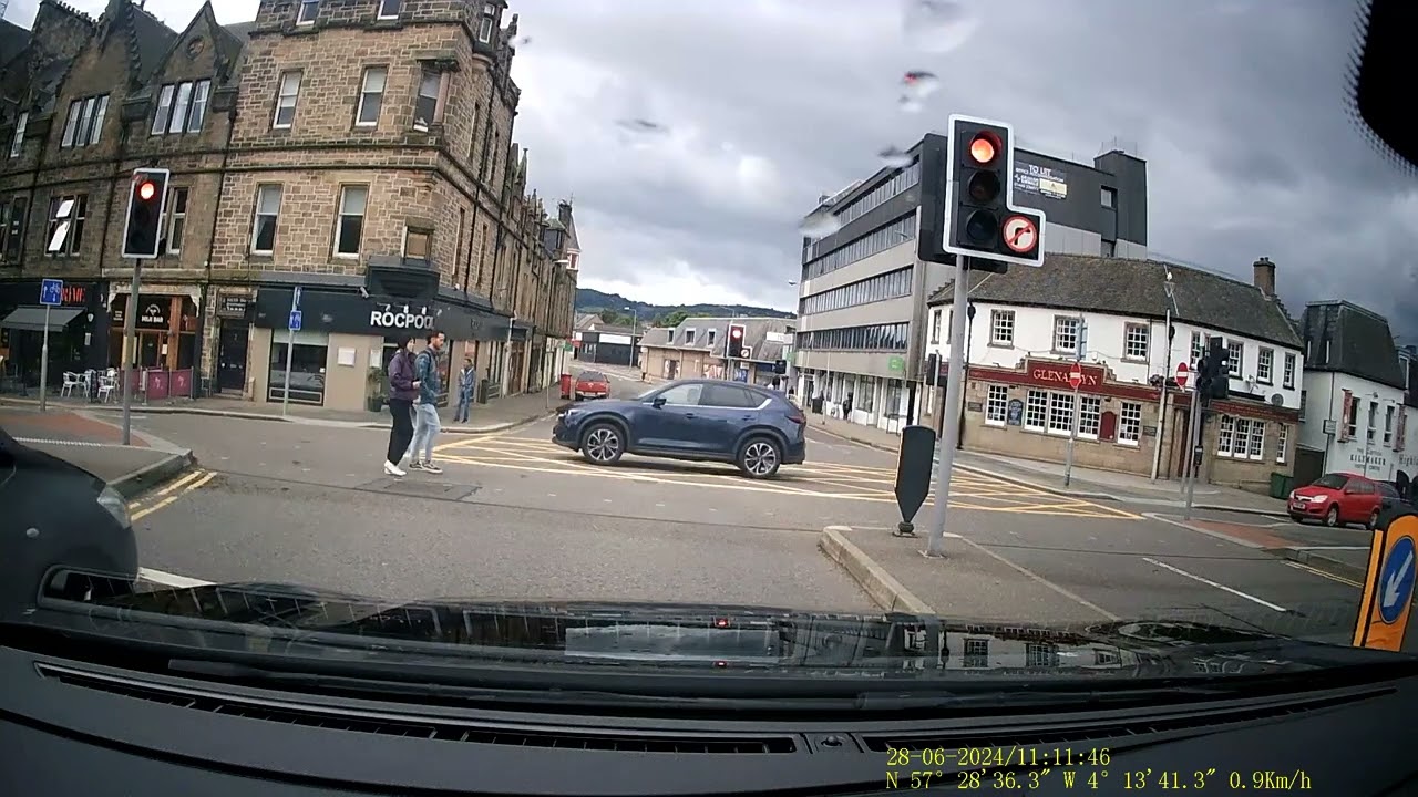 MA04 KAY Ford Focus ignoring traffic signs