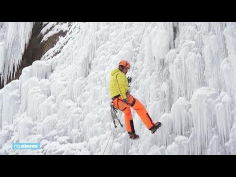 Video: Een Sneeuwvlok Zal Boven De Rivier Bevriezen