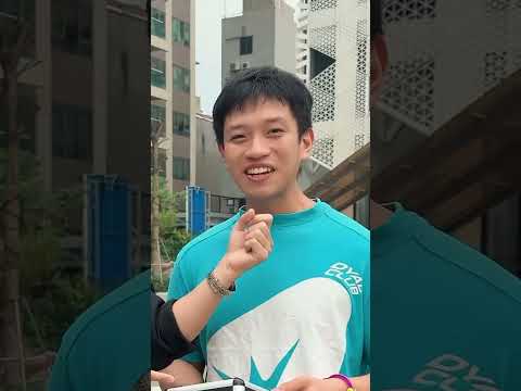 Còng Tay Vào Cặp Để Nhận Quà