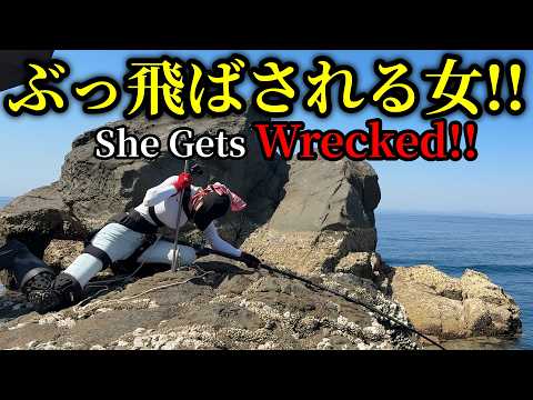 【絶体絶命】女の体が大物に一瞬で沈められる衝撃映像‼️釣り竿が破壊されるエサと仕掛けを改良したらこうなった…