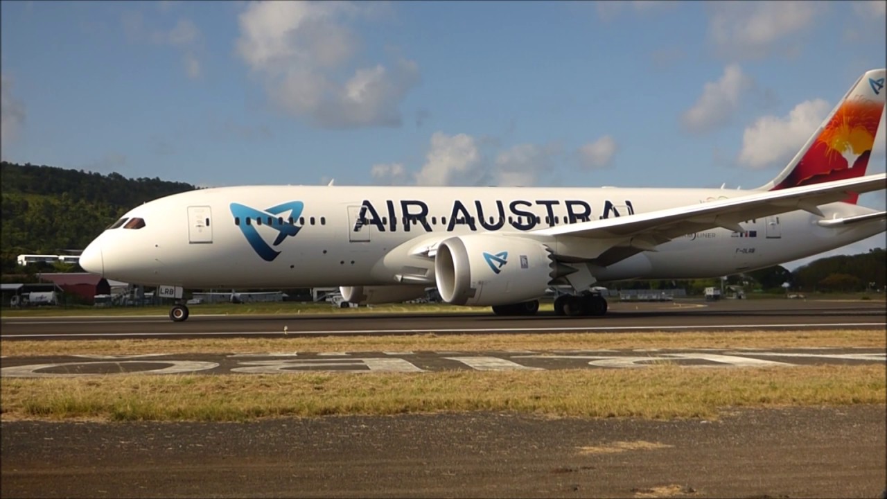 Air Austral landing end take off Mayotte airport