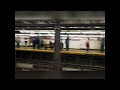 В Нью-Йорке в метро парень бегает по рельсам и чуть не застрял