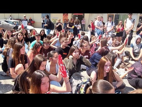 Μαθητές τραγουδάνε έξω από το ΑΤ Αγ. Αναργύρων
