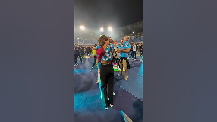 Scudetto Napoli, abbraccio romantico tra Lobotka e la sua metà 😍❤️