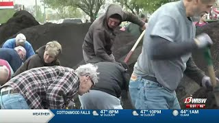Dillons hosts community compost giveaway and donation to Topeka Zoo