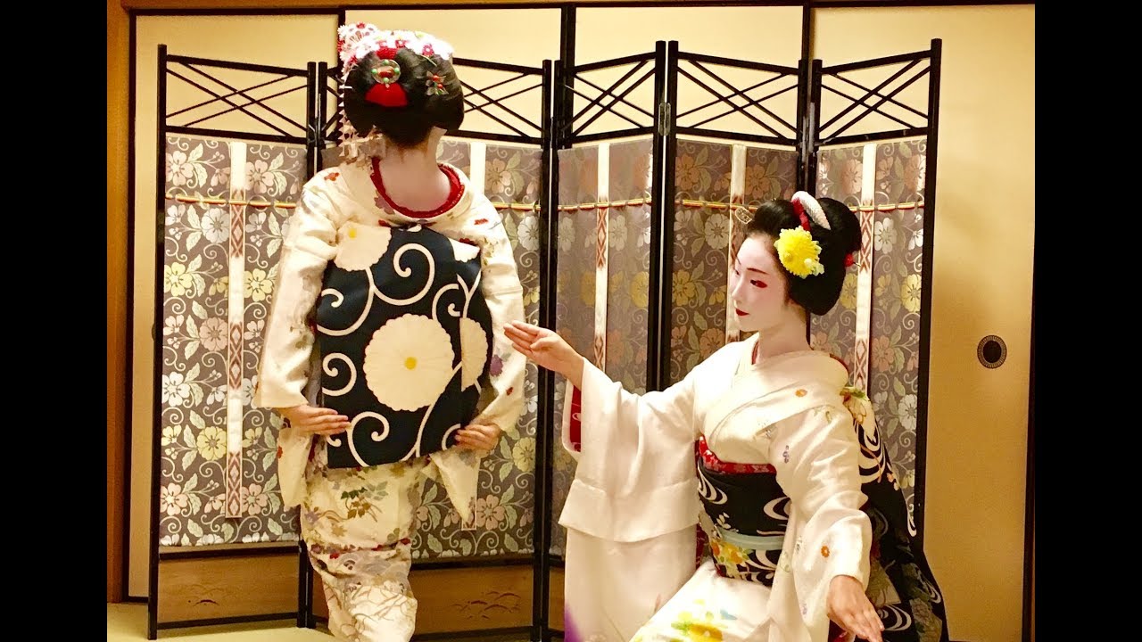 舞妓「とし恵美」&見習い(半だら)「とし菜実」祇園小唄① maiko