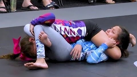 girl vs girl bjj 2025 - submission by double reverse triangle