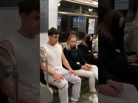 ПОВТОРИЛА ЗА ПАРНЕМ В МЕТРО/ПРАНК/РЕАКЦИЯ ДЕВУШКИ #реакция #пранк