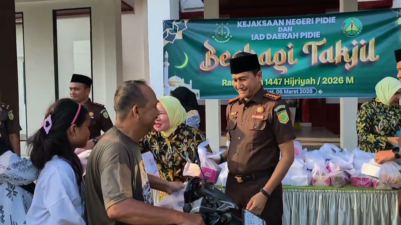 Ramadhan Penuh Berkah Kejari Pidie dan IAD daerah Pidie Bagikan Takjil untuk Masyarakat