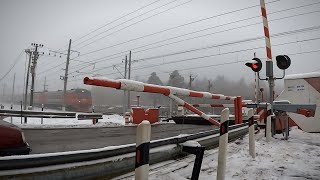 Железнодорожный переезд в зимнем тумане / Видео про поезда