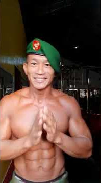 Salam dari bapak TNI berbadan kekar
