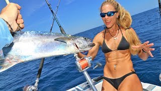 Florida fishing girl goes deep sea in this video! saltwater and bump
trolling live bait to catch kingfish, bonito mahi mahi! offs...