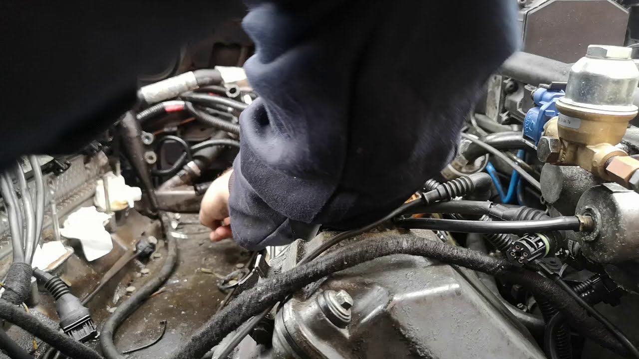 Replacing 2 transfer pipe o rings on m62tu 4.4v8 range rover oil leak