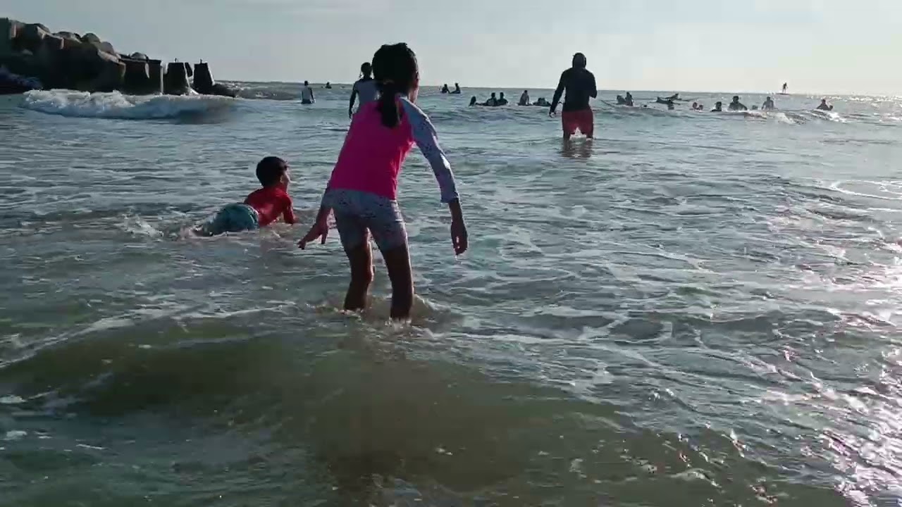 Hai con sóng va vào nhau Kỳ lạ