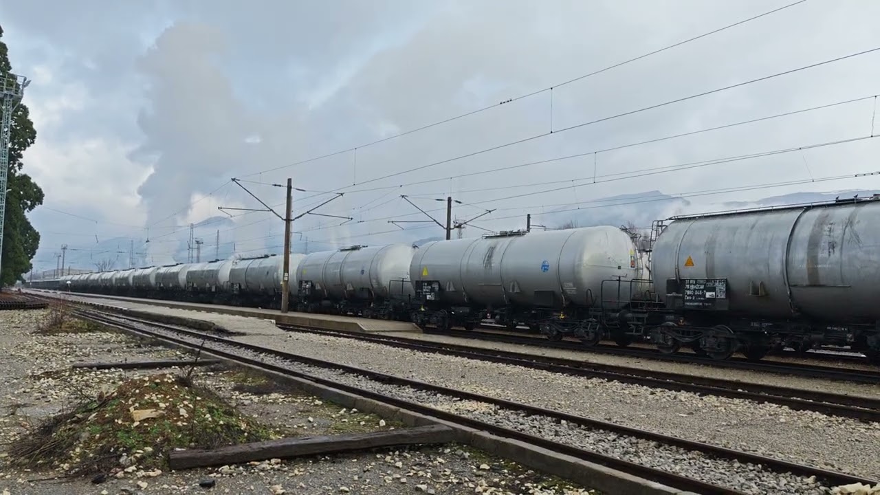 Дтв 82591 Илиянци - Димитровград заминава от гара Пирдоп начело с 86 005 и 87 017 Iron Duke