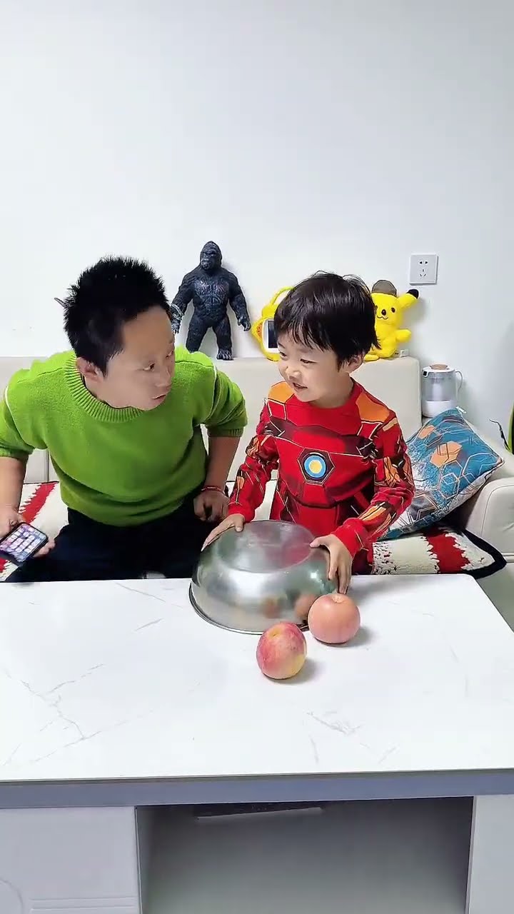 给儿子表演个魔术，真是太机智了！#呆萌小米宝#萌娃#熊孩子