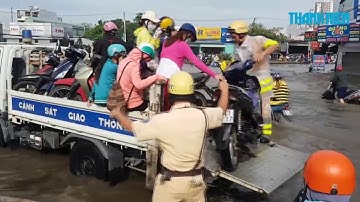 CSGT gồng mình đẩy xe cho dân trong ngày Sài Gòn ngập như biển nước