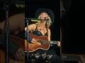 Lainey Wilson’s stunning performance singing #Whiskeycoloredcrayon on the #whirlwindworldtour 🥃