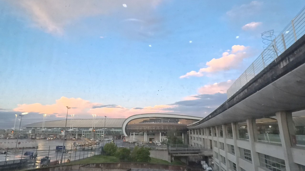 [Front view-4K] Terminal 2 →Terminal 3 (CDGVAL)