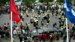 La Reina del Truébano desfilando peles cais de Lorient