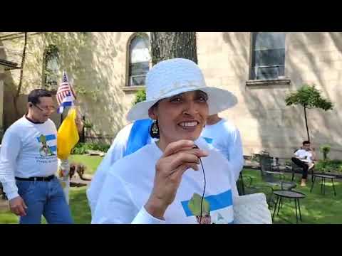 Nicaragüenses en Chicago hasta hicieron fila para saludar a Monseñor Báez tras oficiar misa