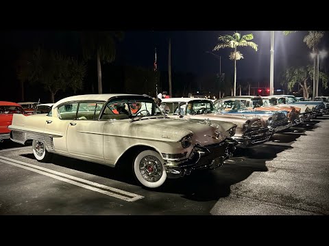 Show de autos clásicos de los años 1950. Las mejores marcas y modelos de General Motors y Ford.