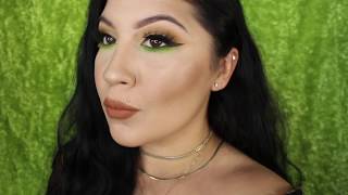 Nothing says "happy 4/20!" like smoking some greens ;) , so for this
eye look i decided to "smoke-out" my lower lash line with a medley of
pretty and ...