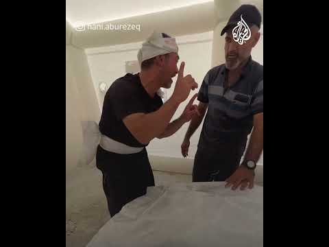 شاهد| أب يودع أطفاله باكيا بعد استشهادهم في قصف بغزة